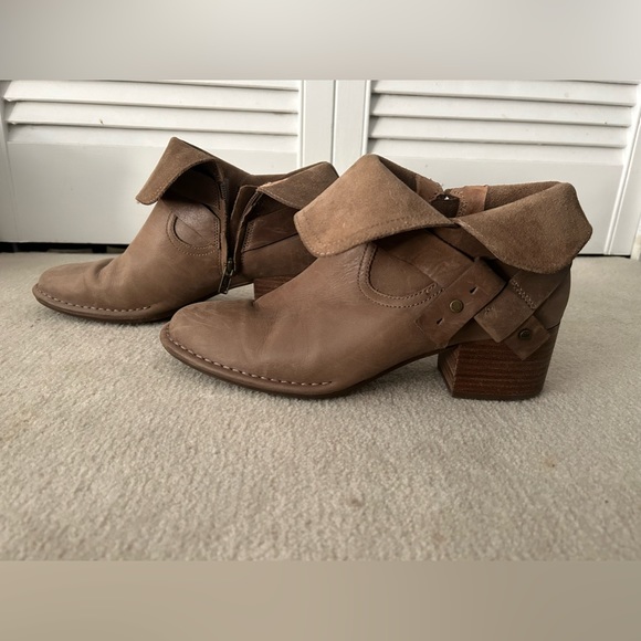 Leather UGG boots - Picture 3 of 8